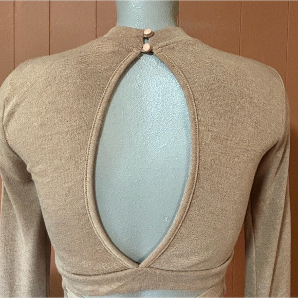 Le Lis Collection Tan Long Sleeve Crop Keyhole Back S - Picture 6 of 8
